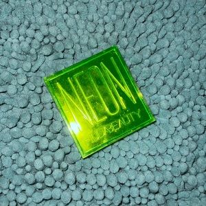 💙 Huda Beauty Neon Green Palette